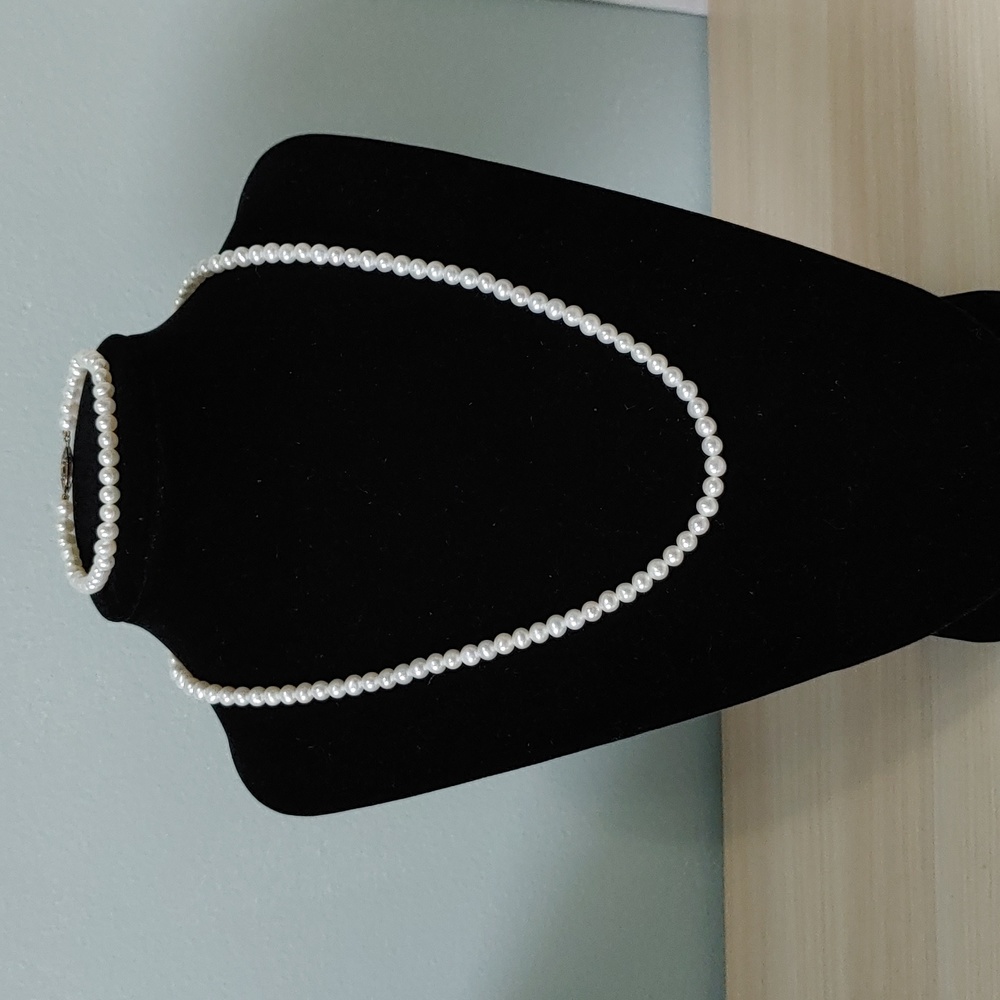 Pearl Necklace and Bracelet Set.